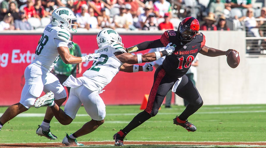 San Diego State's Jalen Mayden nails official in face with football