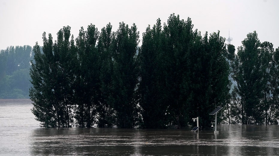 Flash flooding causes Chinese bridge to collapse, 2 cars fall into river below