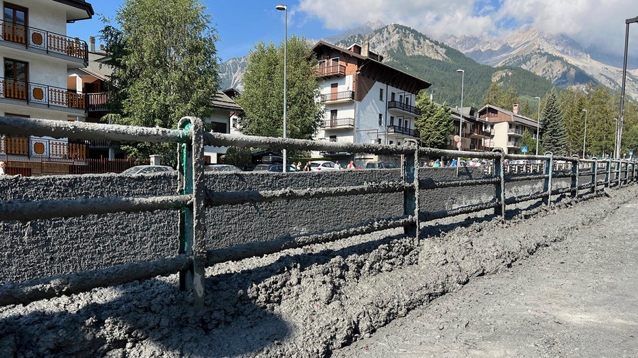 Italian mudslide covers roads of small town with debris, water