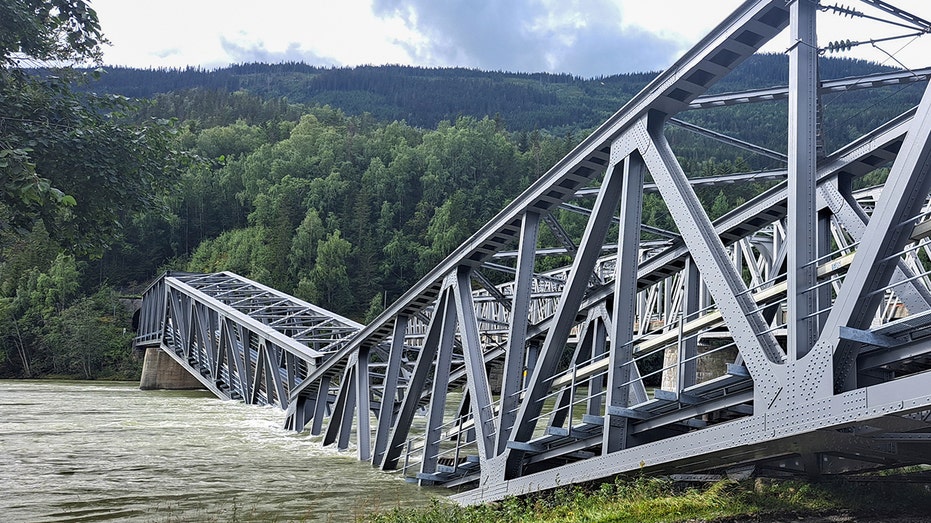 Norwegian railway bridge collapses due to torrential rain