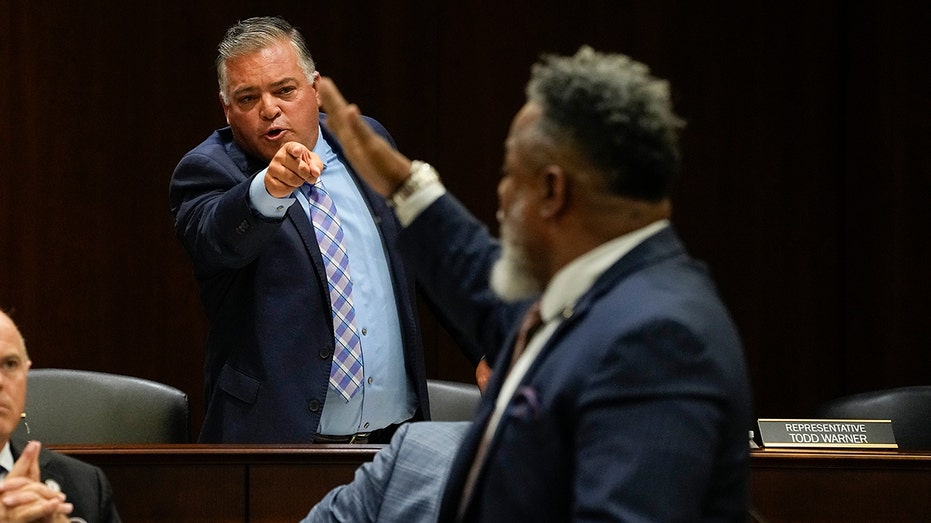 Tennessee judge allows people to bring signs back into state House hearing during gun control debate