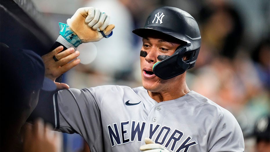 8 minutes of Aaron Judge hitting CLUTCH home runs 