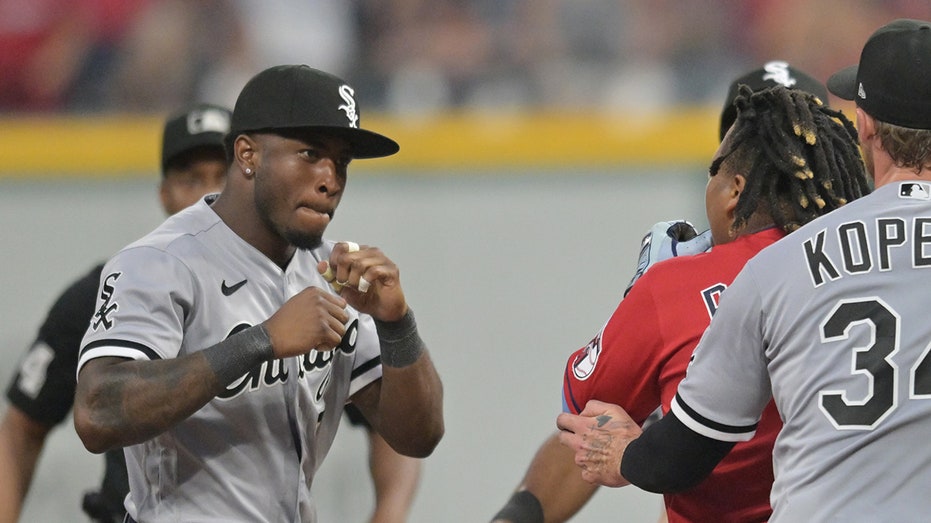 Jose Ramirez Fights Tim Anderson Cleveland Baseball T-Shirt 
