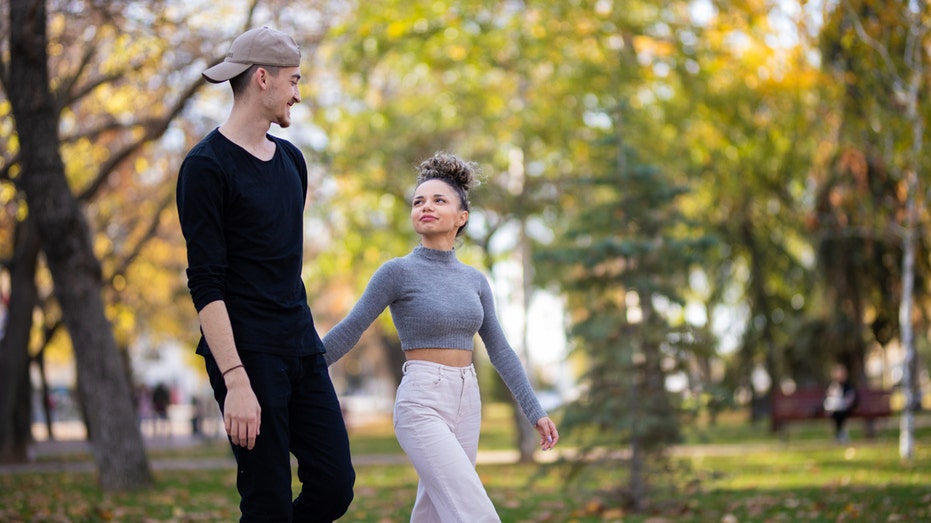 Why short women like dating tall men and vice versa, according to experts | Fox News