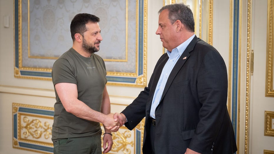 Social media lights up after Chris Christie’s very New Jersey gift to Zelenskyy in Ukraine