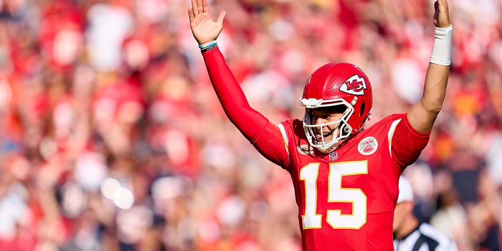 Chiefs' Patrick Mahomes says he knew he had to get ball to Travis Kelce  with Taylor Swift watching