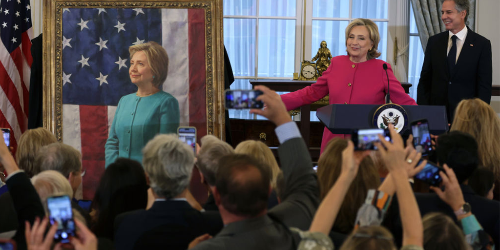 Hillary Clinton's new State Department portrait inspires mockery on social media: 'You should be in jail' - Vimarsana News