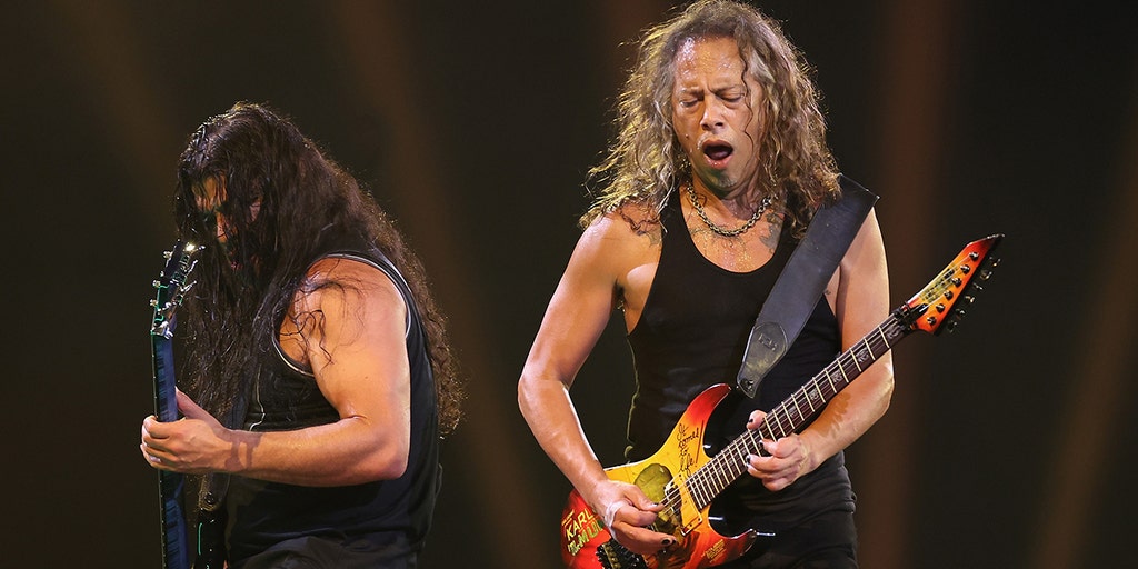 Metallica postpones Arizona concert after lead singer James Hetfield tests positive for COVID-19 - Vimarsana News