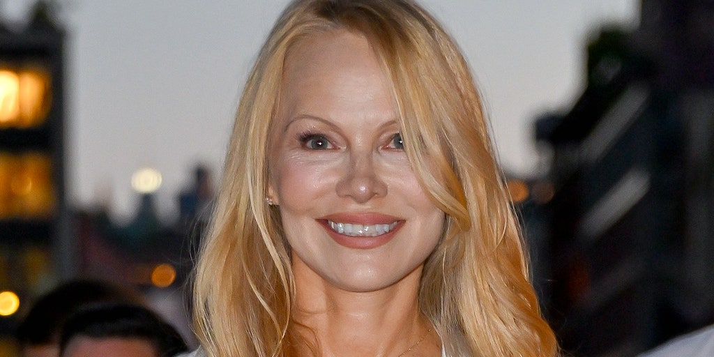 Pamela Anderson reveals why she's ditching her bombshell look, selling iconic 'Baywatch' swimsuit - Vimarsana News