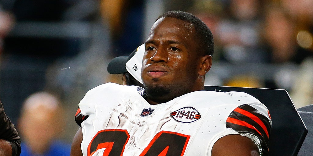 Nick Chubb: Cleveland Browns running back carted off the field after knee  injury