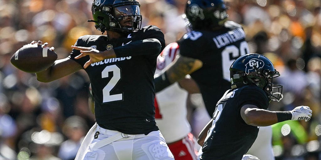 Colorado Buffaloes QB Shedeur Sanders throws a pass during the Black  News Photo - Getty Images