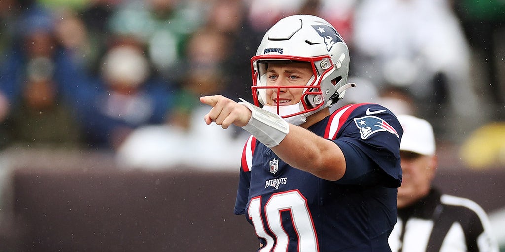 New England Patriots quarterback Mac Jones (10) warms up before