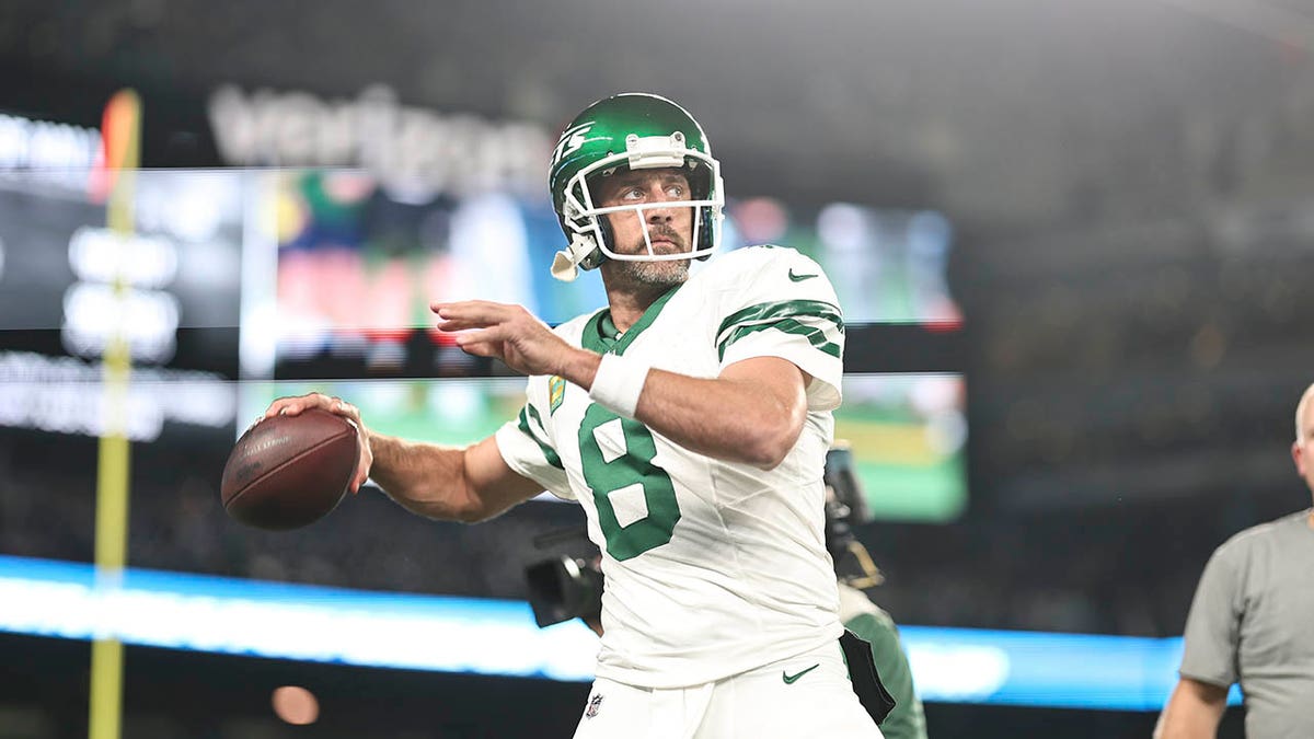Aaron Rodgers warms up before a Jets ame
