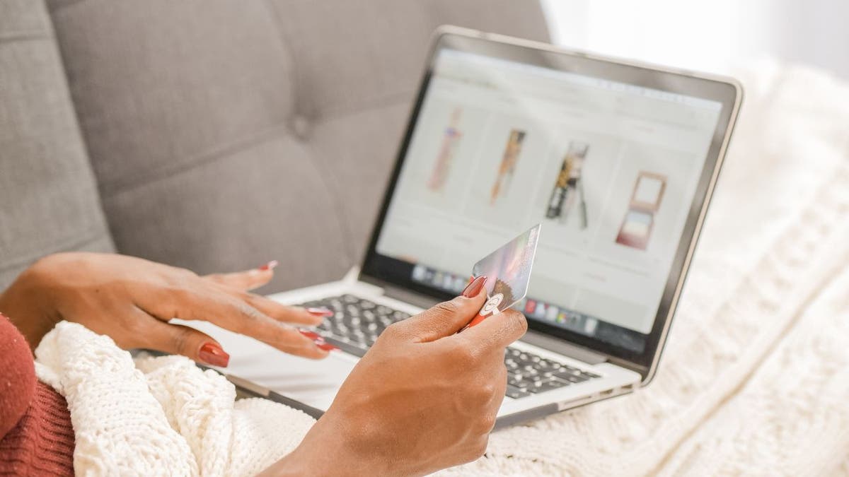 Recognizing Fake Tech in Online Marketplaces: A Guide Recognizing Fake Tech in Online Marketplaces: A Guide