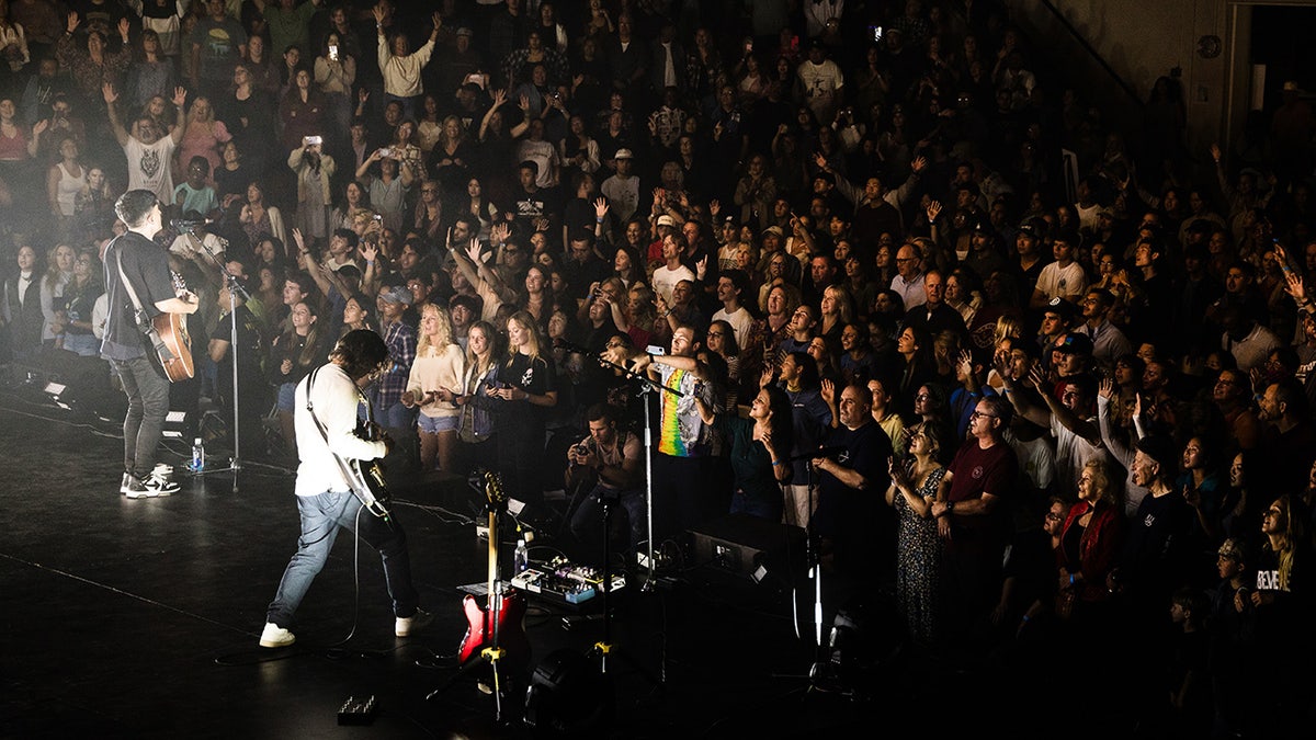 Large crowd at worship summit