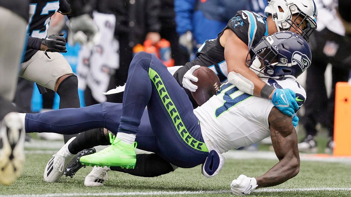 Walker sparks Seahawks to win over Panthers - The Columbian