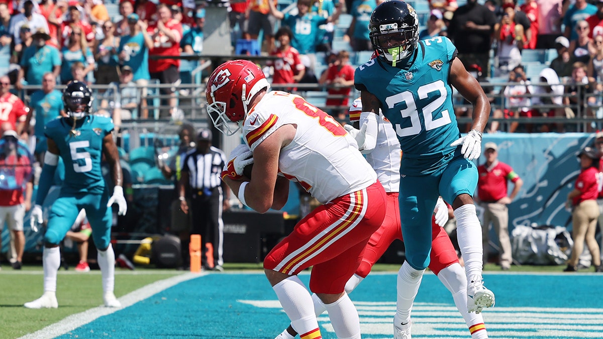 Travis Kelce catches touchdown