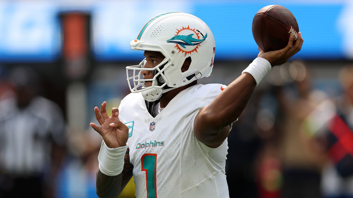 Tua Tagovailoa, Tyreek Hill put up historic Week 1 numbers to rally Dolphins past Chargers