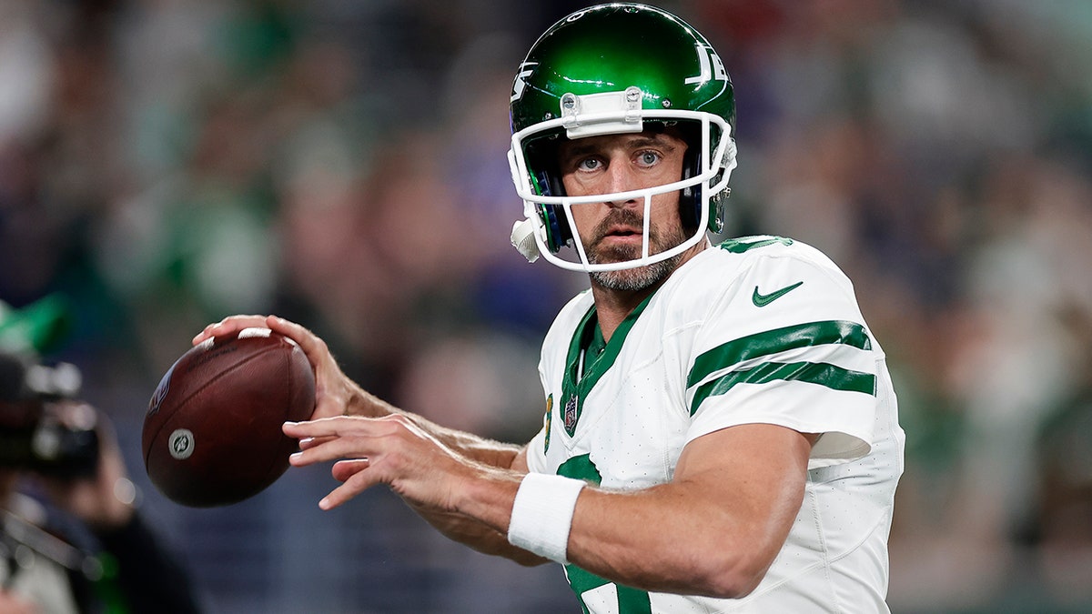 Aaron Rodgers warms up