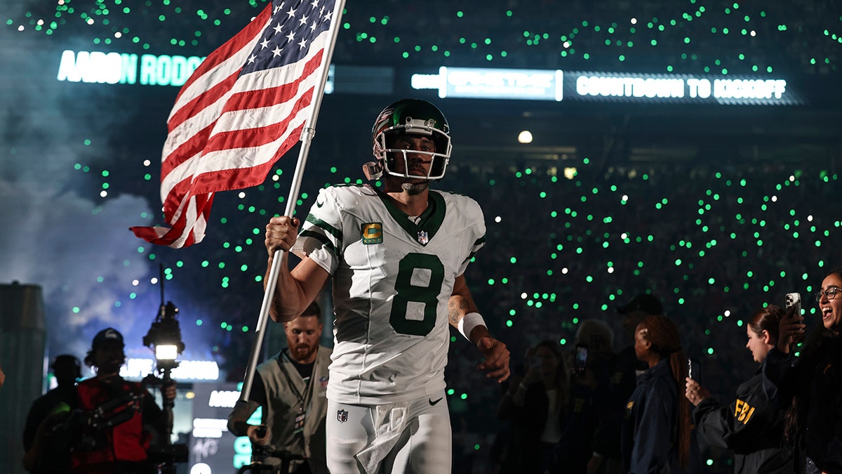 Jets' Aaron Rodgers carries American flag onto field in electric moment ...