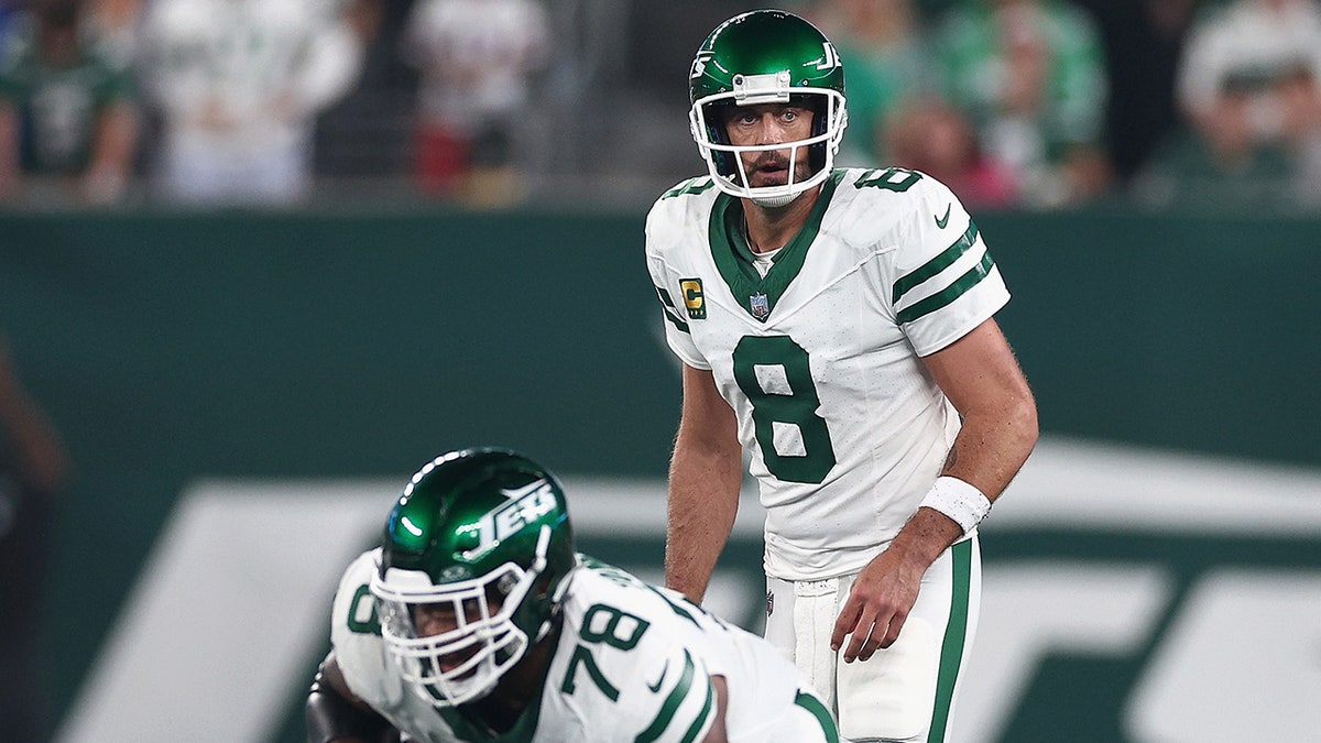 Jets Aaron Rodgers Carries American Flag Onto Field In Electric Moment