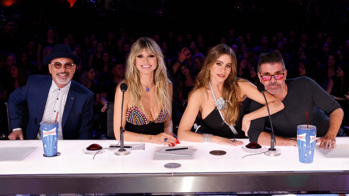 Howie Mandel, Heidi Klum, Sofia Vergara, Simon Cowell sit behind America's Got Talent table