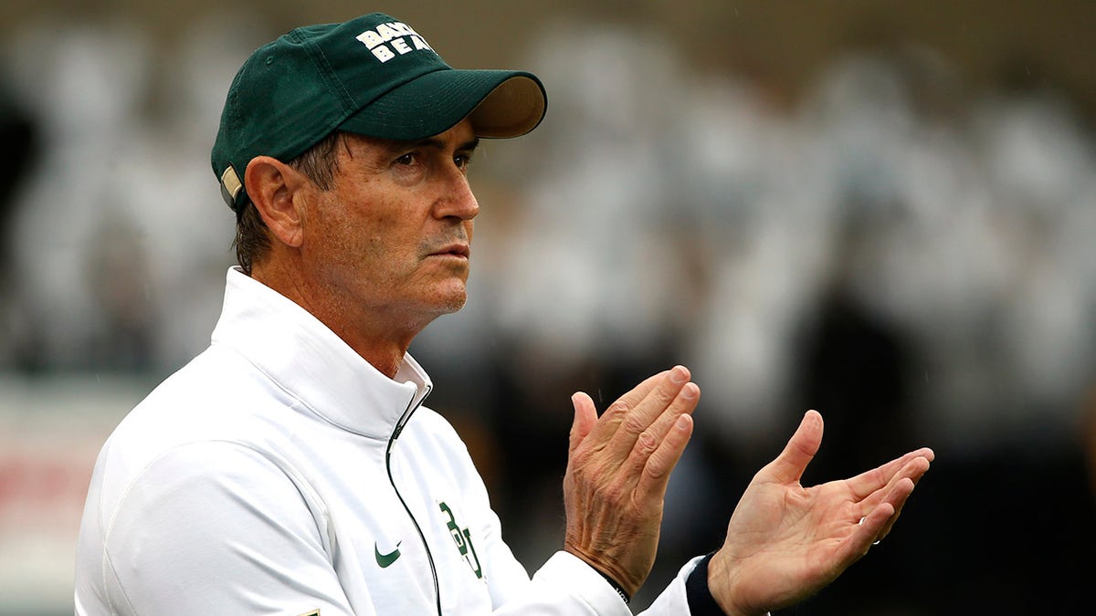 Art Briles claps