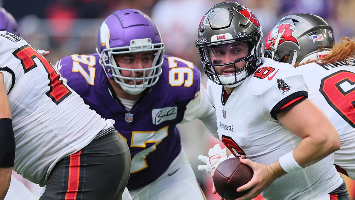 Baker Mayfield hands the ball off