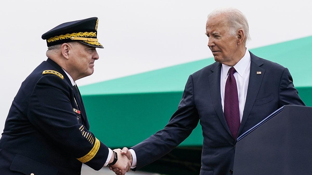O presidente Biden aperta a mão do general Milley