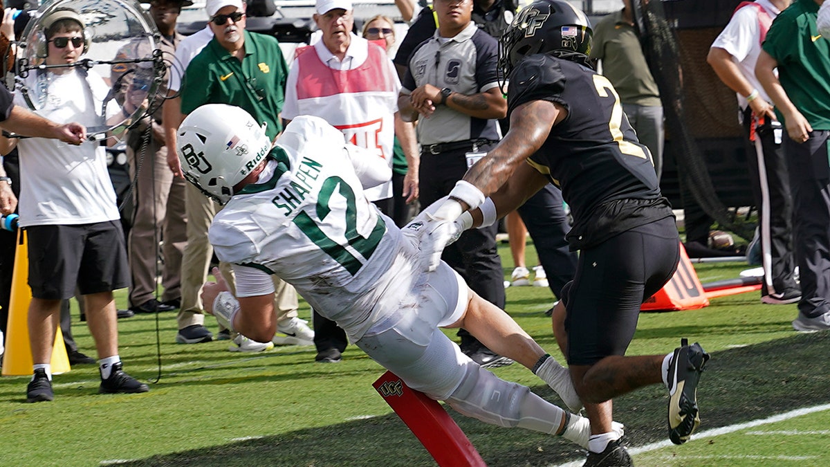 Blake Shapen scores a TD