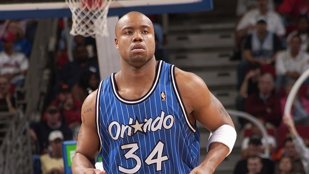 Brandon Hunter runs on court