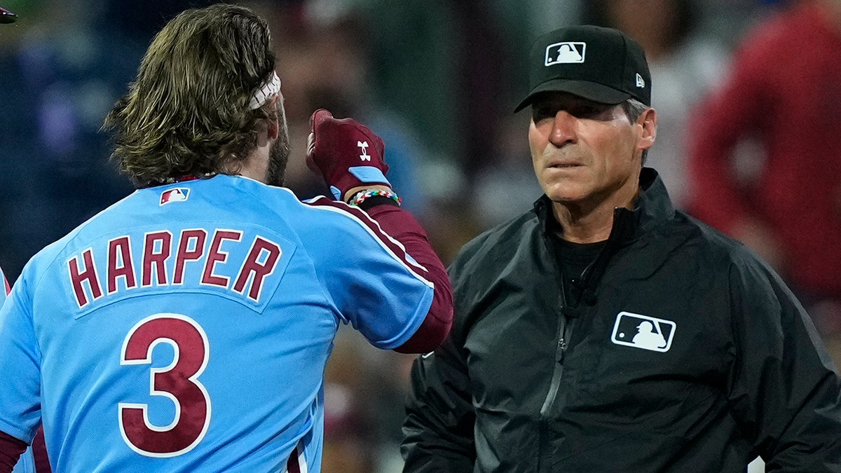 Bryce Harper yells at Angel Hernandez