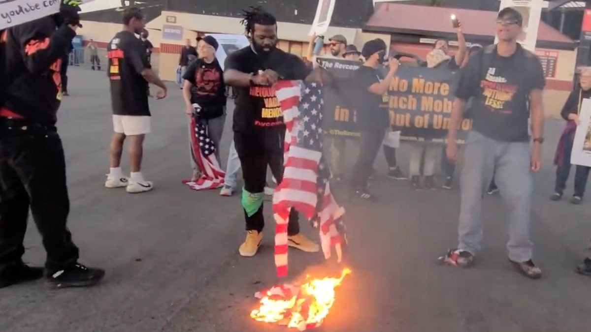 jason Aldean concert protesters communists burning flag