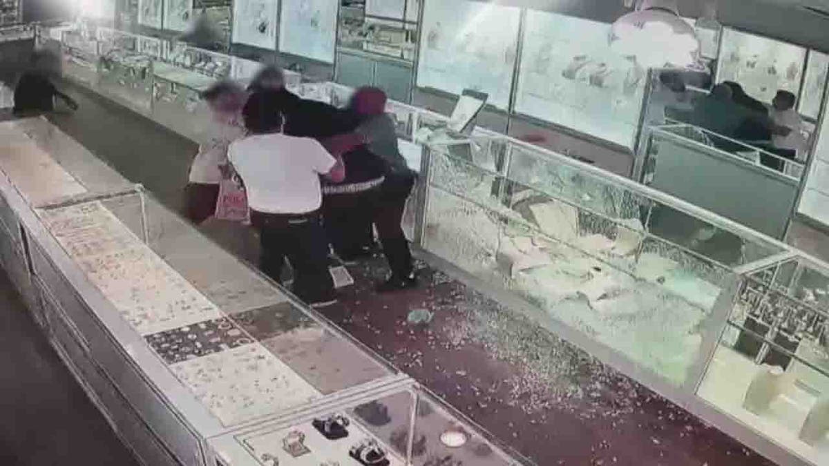 the owner of the jewelry store confronts the thief
