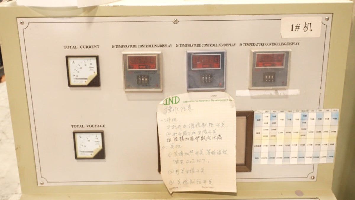 lab equipment with Mandarin note stuck to it