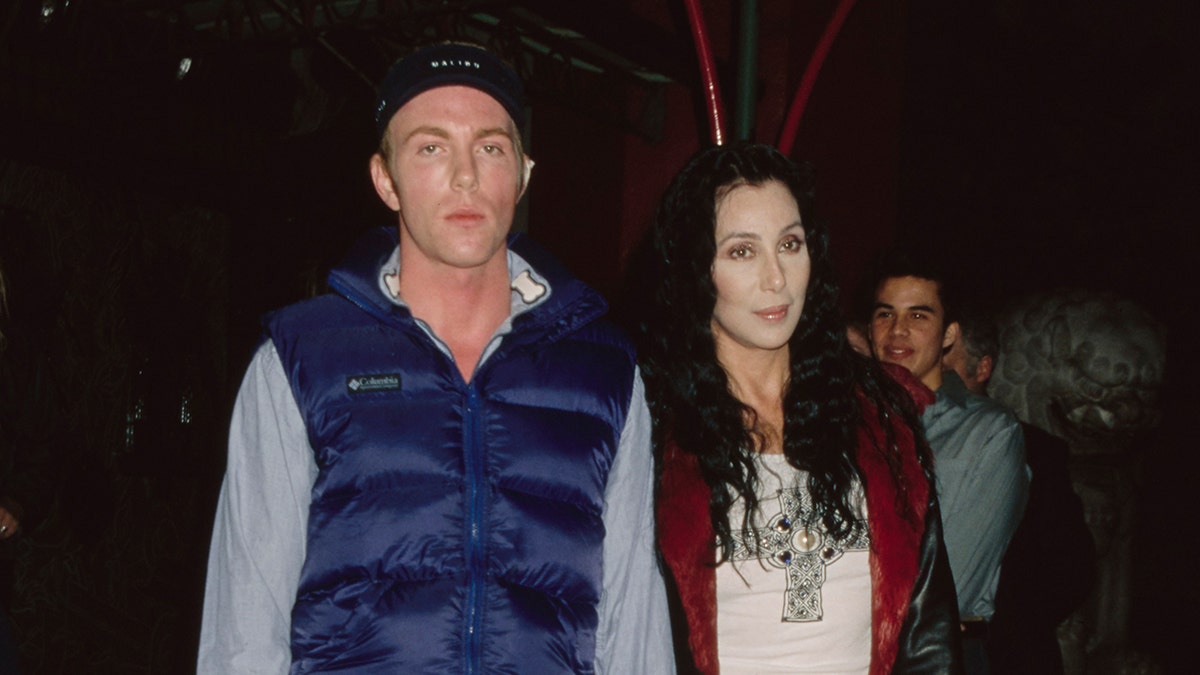Cher e seu filho assistem a uma estreia