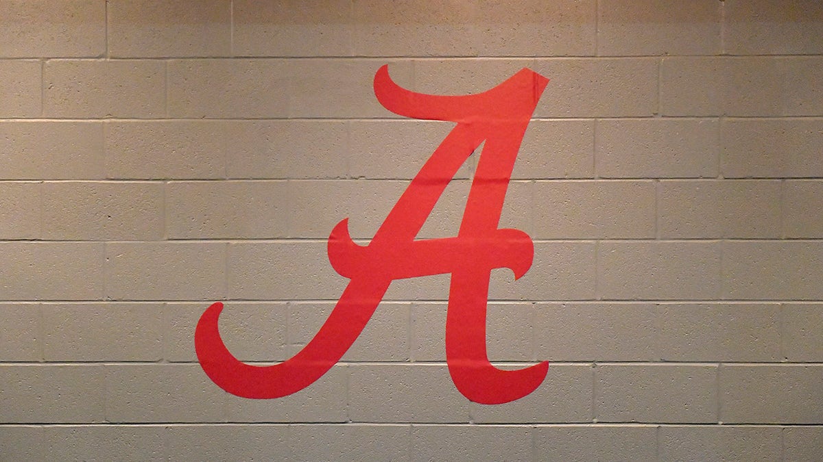 Tuğla duvarda Alabama logosu