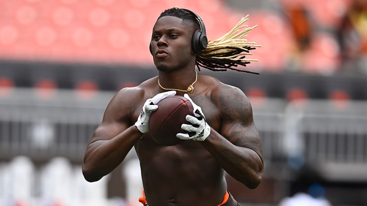 David Njoku warms up