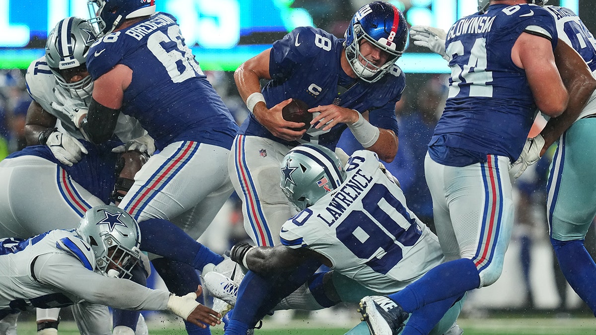 DeMarcus Lawrence tackles Daniel Jones