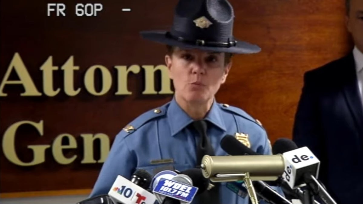 Coronel da Polícia Estadual de Delaware, Melissa Zebley, falando à mídia após acusações contra o policial estadual Dempsey Walters