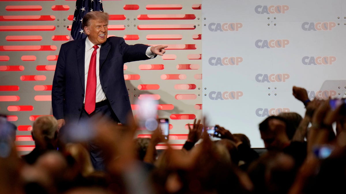 Donald Trump discursa na convenção do Partido Republicano na Califórnia em Anaheim