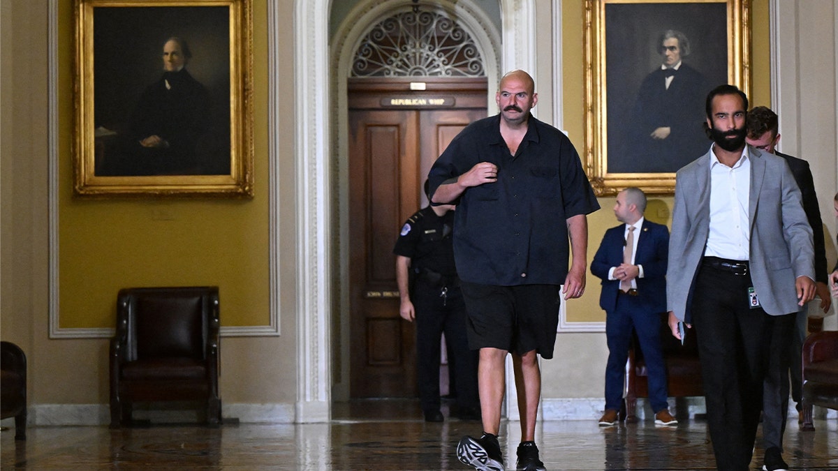 Reportero del NY Post expulsado de varios buenos restaurantes de Nueva York por vestirse como Fetterman en el Senado