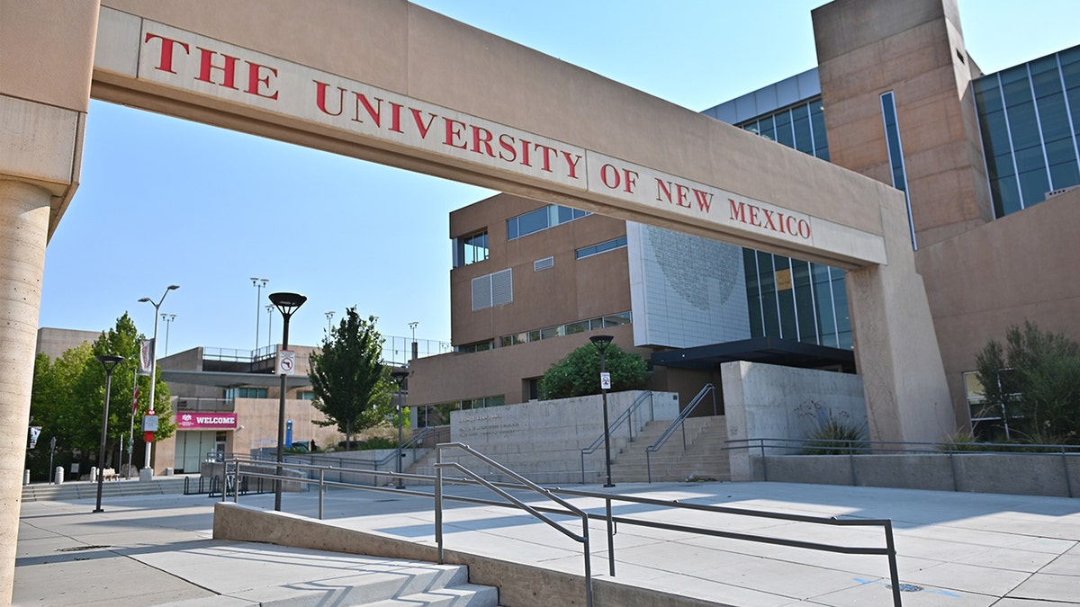 UNM welcome sign