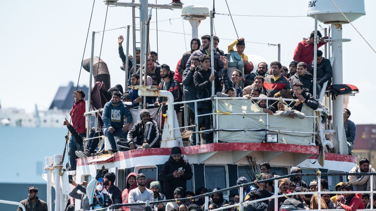 Migrantes a bordo de um barco