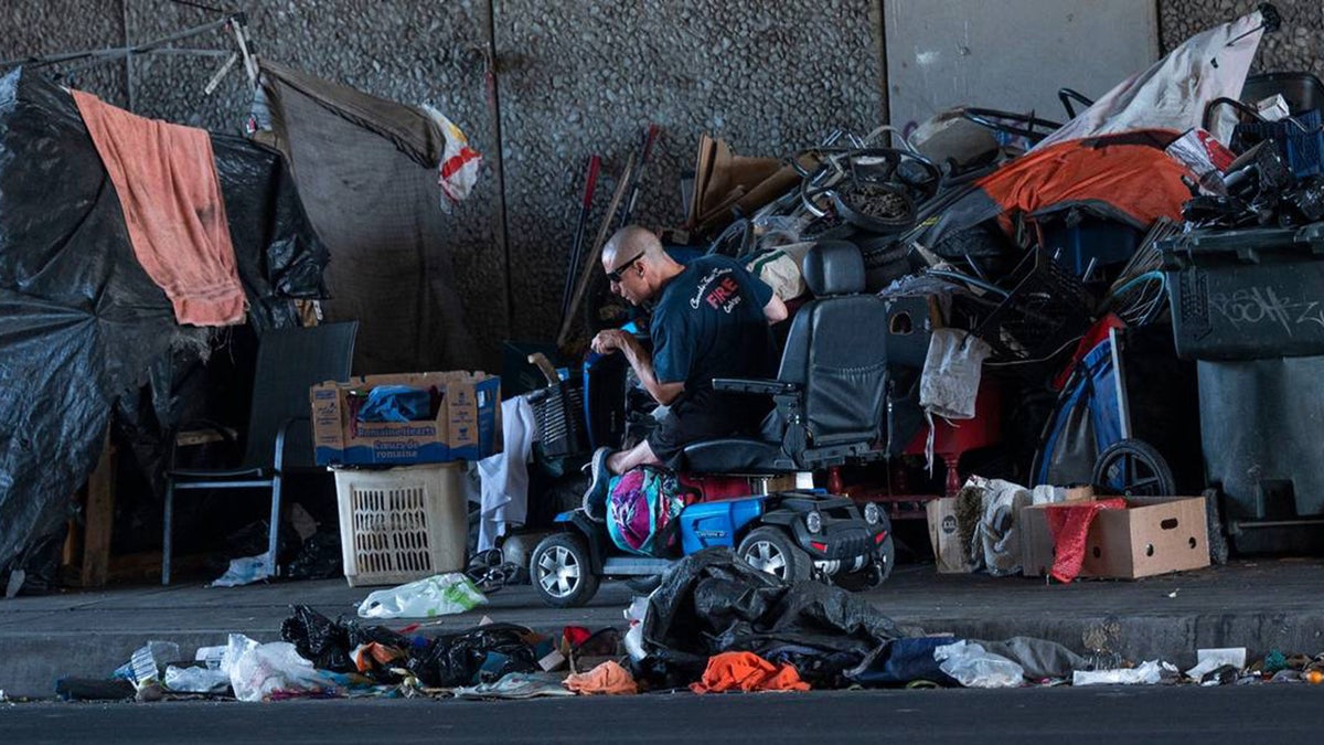 Sacramento homeless tents block sidewalk access