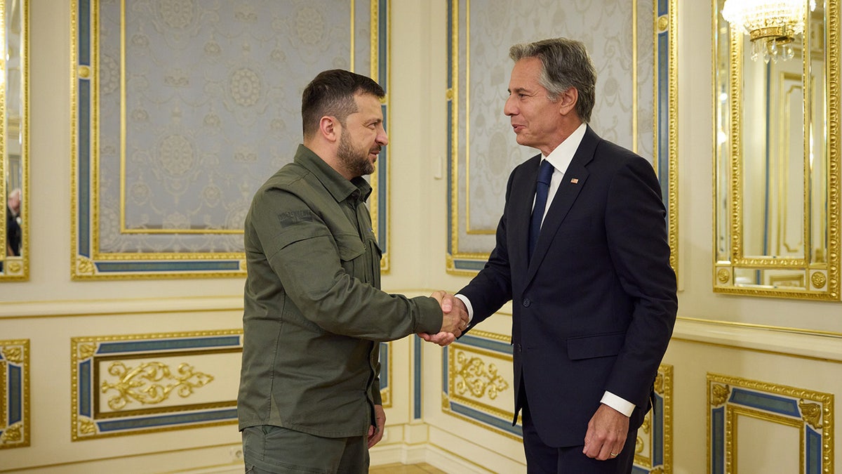 Zelenskyy and Blinken shake hands