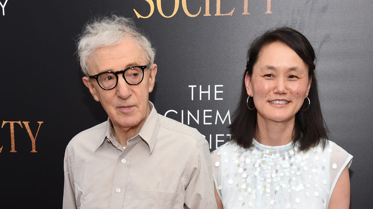 Woody Allen and Soon-Yi Previn posing together