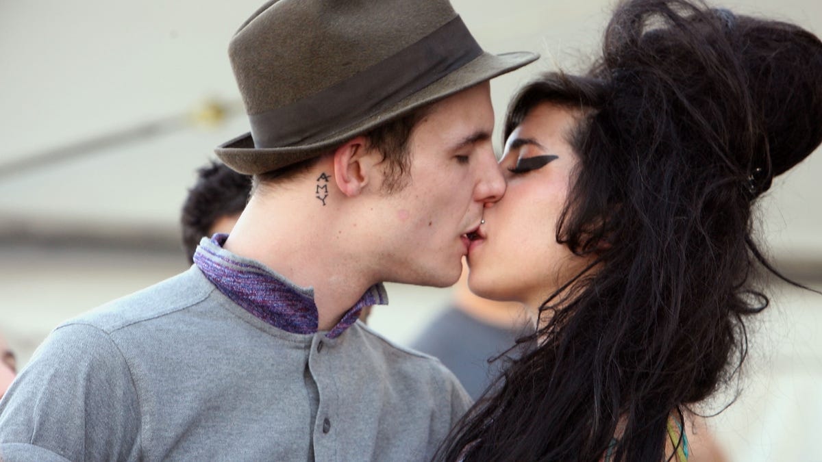 Amy Winehouse kisses Blake Fielder-Civil