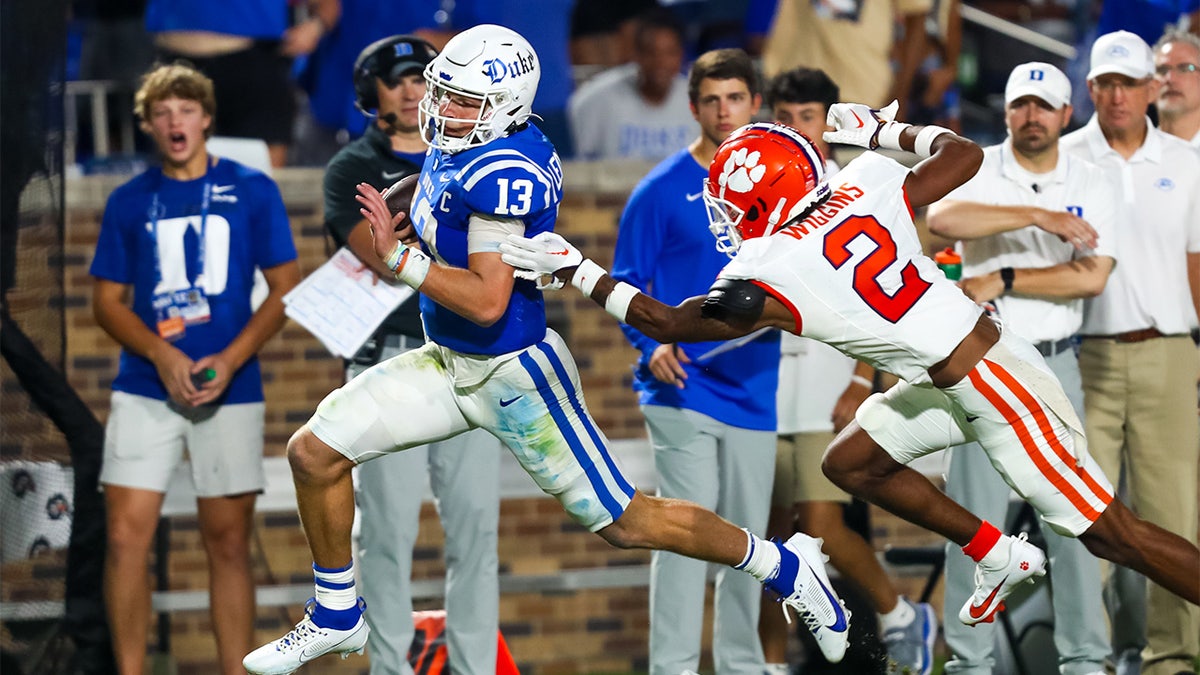 Riley Leonard runs against Clemson