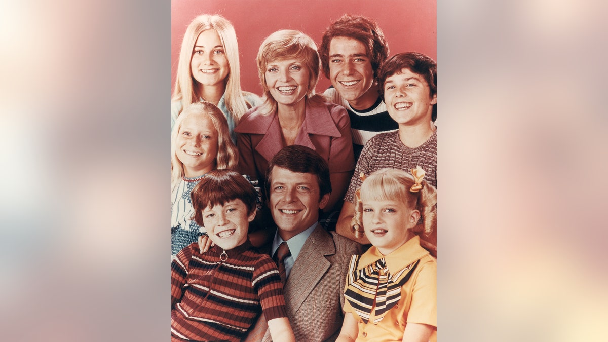 Il cast di Brady Bunch sorride tutti insieme in una foto di ritorno al passato